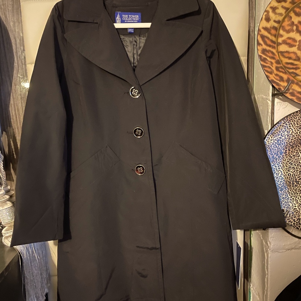 New London fog, single breasted trenchcoat with belt and  pleated in the back